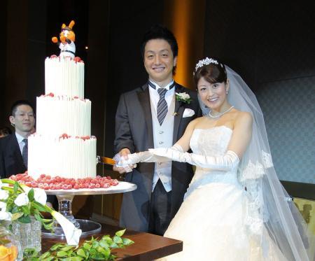　麻季夫人（右）と結婚式を挙げた巨人・沢村＝都内のホテル
