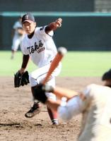 最後の打者を三振に打ち取り、22奪三振の大会新記録を樹立した桐光学園・松井(撮影・斎藤雅志)