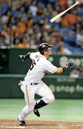 　８回１死、巨人・大田がプロ初となる本塁打を左中間に放つ＝東京ドーム