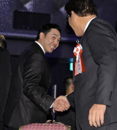 　ＷＢＣ日本代表・山本監督と握手を交わす阿部（左）＝撮影・会津智海