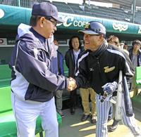 　試合前、阪神・福留と握手する中日の高木監督（左）