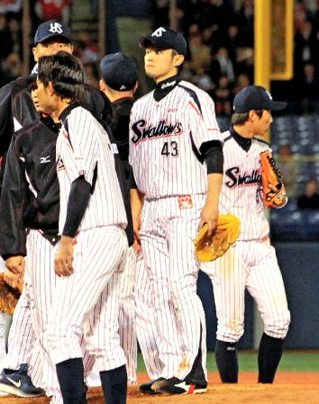 　８回、３番手で登板した江村（４３）は、打者前田智に死球を与え神妙な表情
