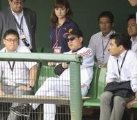 厳しい表情で報道陣と話す原監督(中央)