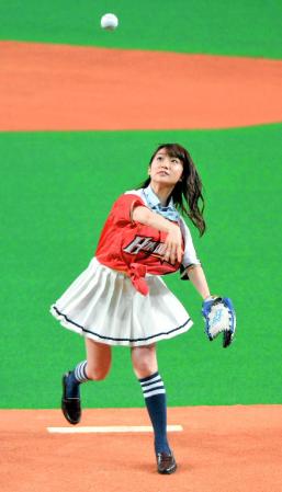 　試合前に行われた「１球対決」で日本ハム・中田と対決するＡＫＢ４８の大島優子