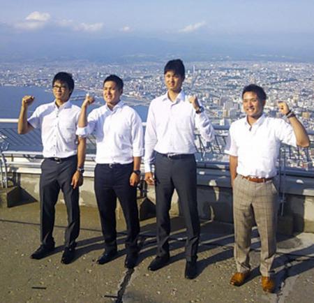 　函館山の山頂で球宴の活躍を誓った日本ハム・大谷（左から３番目）