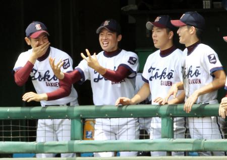 　４回、中野の２点適時三塁打に大きなジェスチャーで盛り上がる桐光学園・松井（左から２人目）