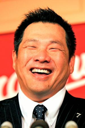 　笑顔で会見に臨み、今季限りでの現役引退を表明する山崎