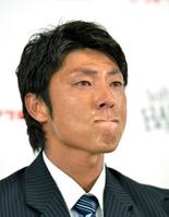 会見で涙を流す斉藤コーチ(撮影・式町要)