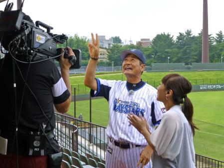 　故郷・福島での凱旋試合を前に、地元テレビ局の生放送にゲスト出演する中畑監督