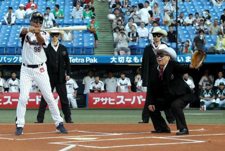 　映画「ローン・レンジャー」の衣装を着て、始球式で捕手を務める野村克也氏（右）。打者は池山コーチ