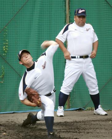 　西谷監督（右）が見守る中、投球練習する高校日本代表の松井