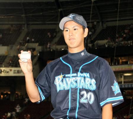 　４勝目を飾ったＤｅＮＡ・須田はウイニングボールを見せる