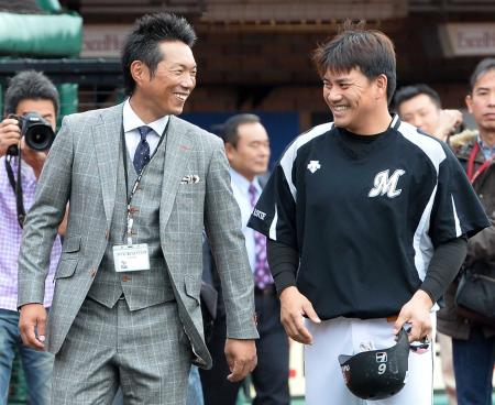 　試合前、井口（右）と談笑する日本代表・小久保監督（撮影・村中拓久）