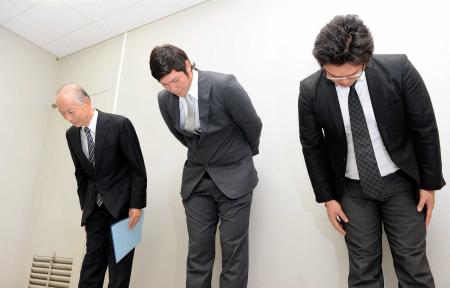 謝罪する（左から）ロッテ・中村家国球団社長、神戸拓光、ツイッターの管理人（撮影・西岡　正）