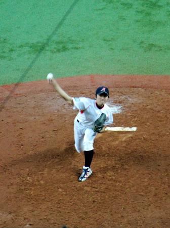 　３安打完封で３４年ぶりの初戦突破に貢献した鮫島優樹投手