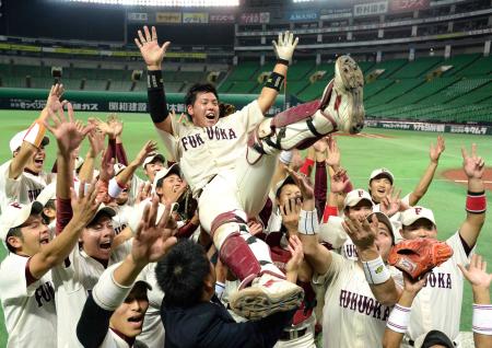 　九州大学野球選手権の優勝を決め、選手たちから胴上げされる福岡大・梅野主将