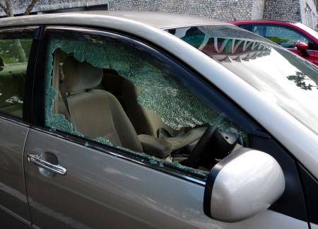 　糸井の打球でサイドガラスをぶち破られた車