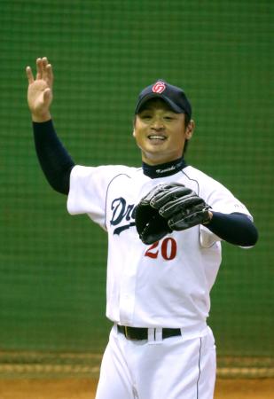 　ブルペンで投球練習中、捕手に向かい笑顔で手を振る中田賢