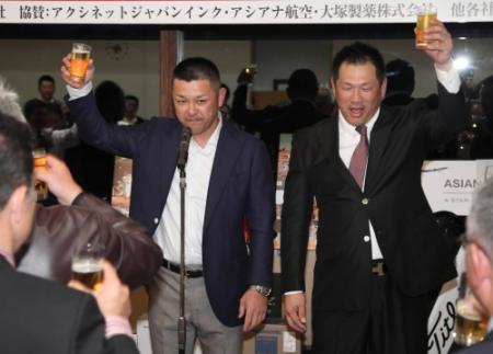 　表彰式で乾杯する谷繁監督（左）と山崎氏＝メナードＣＣ西濃Ｃ