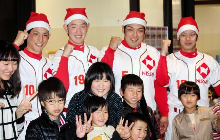 　子どもたちに囲まれプロでの活躍を誓った日本生命の（後列左から）巨人１位・小林、ＤｅＮＡ１位・柿田、ロッテ５位・井上、ロッテ４位・吉原
