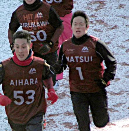 　雪の残るコボスタ宮城を走る松井裕（右）
