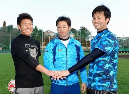 　手を合わせて健闘を誓う（左から）広島・福井、日本ハム・斎藤佑、西武・大石（撮影・西岡　正）