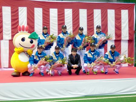 　清水鎌ケ谷市長（前列右から３番目）、鎌ケ谷市のマスコット・かまたんと記念撮影をする新人８選手