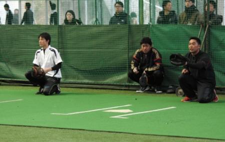小林（左）と並んで投球を受ける阿部＝宮崎県総合運動公園