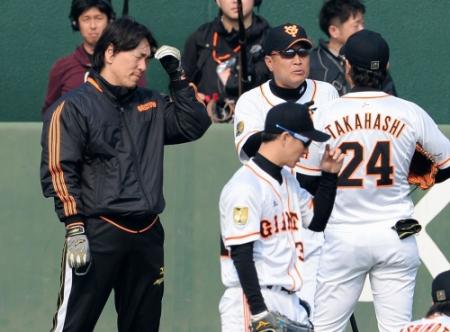 ノック終了後、村田コーチ（中）と話しながら、手を額に当てる松井臨時コーチ（左）撮影・西岡　正
