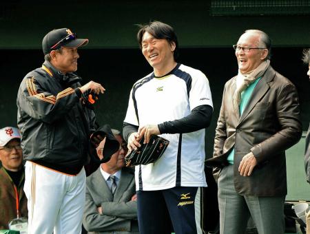 　打撃投手を務めた後、原監督（左）、長嶋終身名誉監督（右）と談笑する松井臨時コーチ（撮影・西岡　正）