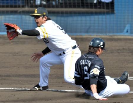 ２回２死、三塁打を放ち松田（左）の守る三塁に滑り込む吉村