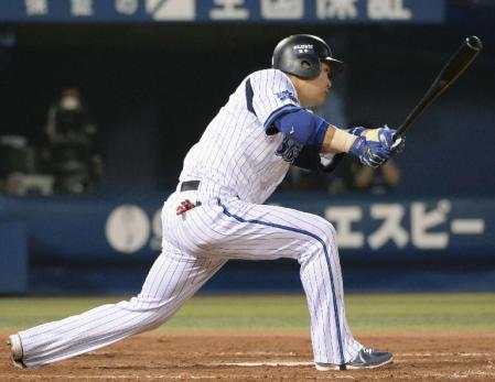 　４回ＤｅＮＡ無死一、三塁、筒香が右中間に適時二塁打を放つ＝横浜