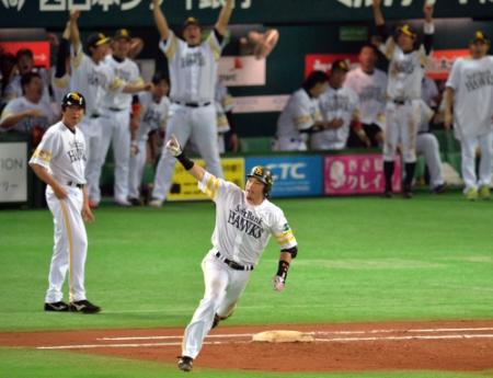 　１２回、サヨナラ本塁打を確信、一塁ベースを回る松田だったが…フェンス上部に当たり二塁打に
