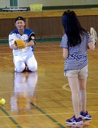 学校訪問で小学生とキャッチボールを行う日本ハム・中田