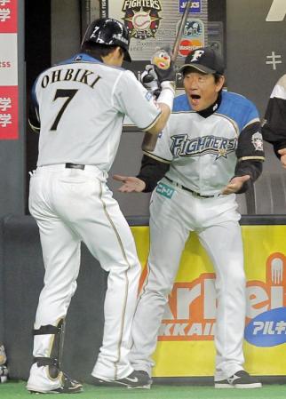 　５回、本塁打を放った大引（左）を迎える日本ハム・栗山監督＝札幌ドーム