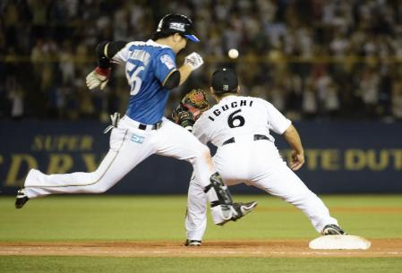 　11回日本ハム２死三塁、市川（左）の遊ゴロが遊撃手の失策を誘い一塁セーフ、決勝点が入る。一塁手井口