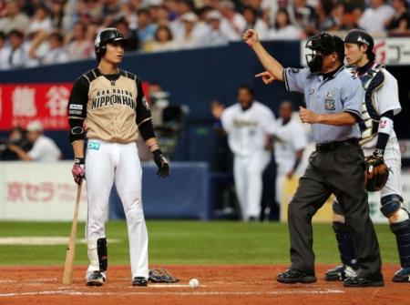 　９回、三振に倒れた西川（左）は、伊藤　光の二塁送球で守備妨害をとられ試合終了となり呆然とする