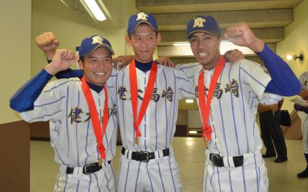 　継投によるノーヒットノーランを達成した（左から）川井智也、高橋和輝、松野光次郎の３投手