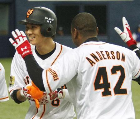 　ＤｅＮＡ戦の１回、先頭打者本塁打を放ち、アンダーソン（右）に迎えられる巨人・坂本＝京セラドーム
