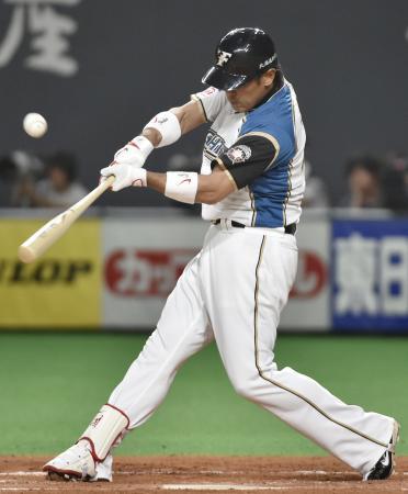 　７回日本ハム１死一、二塁、稲葉が左前に適時打を放つ＝札幌ドーム