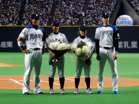 ファーストピッチ後、記念撮影した日本ハム・稲葉（左から）、女子野球日本代表・金由紀子、志村亜貴子、日本ハム・大谷