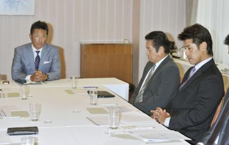 　野球日本代表の監督・コーチ会議に臨む小久保監督（左）。右は今季、日本ハムで現役を引退する稲葉打撃コーチ＝２２日、東京都内のホテル