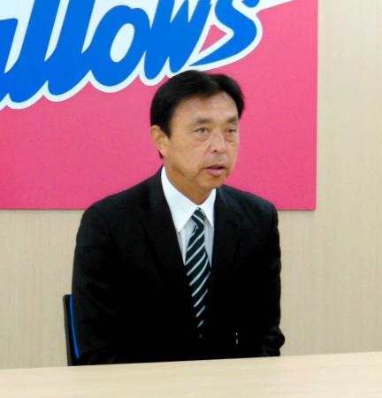 　今季限りの辞任が決まり、報道陣の取材に応じる小川監督