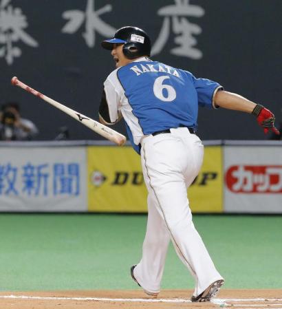 　１０回、中田が左越えにサヨナラ本塁打を放ち雄たけびを上げる