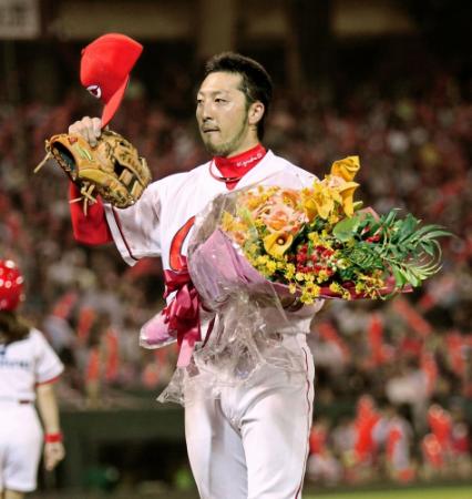 シーズン補殺数の日本記録を更新し、花束を手にファンの声援に応える菊池（撮影・出月俊成）
