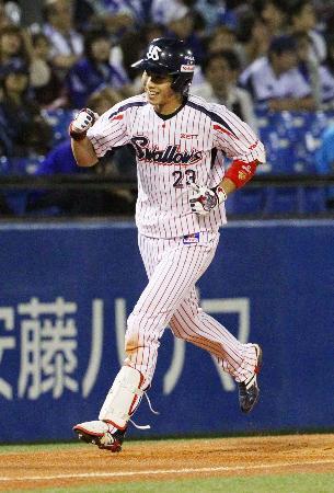 　８回、逆転満塁本塁打を放ち三塁を回るヤクルト・山田。シーズン１９２安打として日本選手の右打者の最多記録を更新する＝神宮