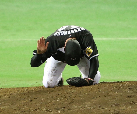 ８回、松田に適時打を浴びたメッセンジャーはマウンドをたたいて悔しがる（撮影・田中太一）