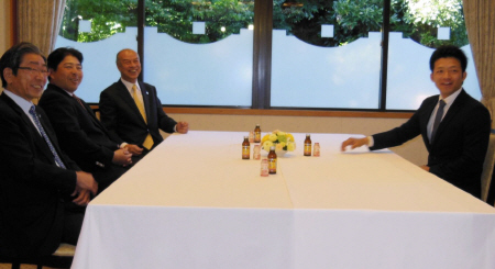 交渉の席で笑みを浮かべる大引（右）、真中監督（左から２人目）ら