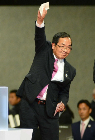 有原を引き当て、高々と手を掲げる日本ハム津田社長