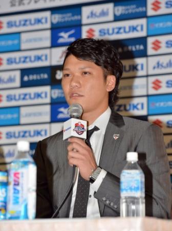 記者会見で、ＭＬＢ選手との試合の感想などを話す日本代表の坂本